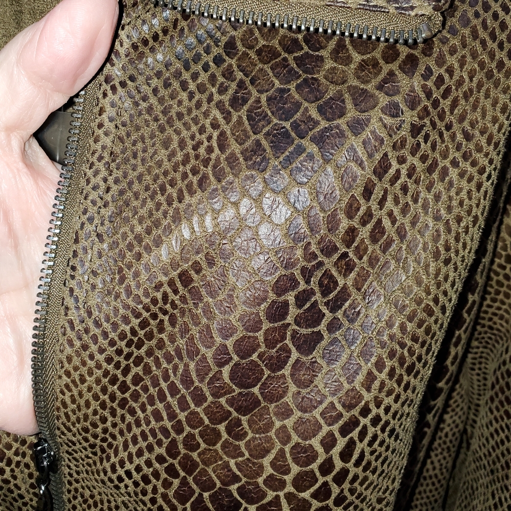 Dialogue Snake Embossed Jacket - Picture 3 of 7